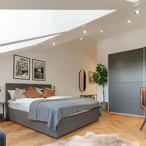 King Bed Netflix Central&near Metro, 109 Apartment