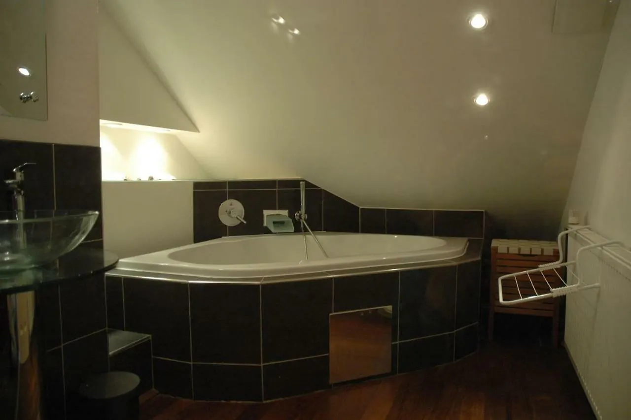Ruhige, Grosse Ferienwohnung Am Muehlberg, Stadtrand Vienna Apartment